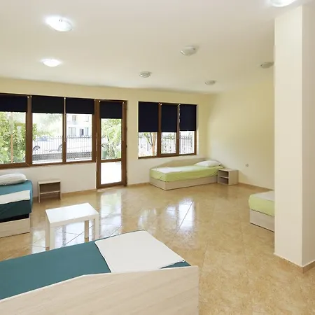 Hostel Cherno More