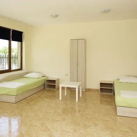 Cherno More Hostel *
